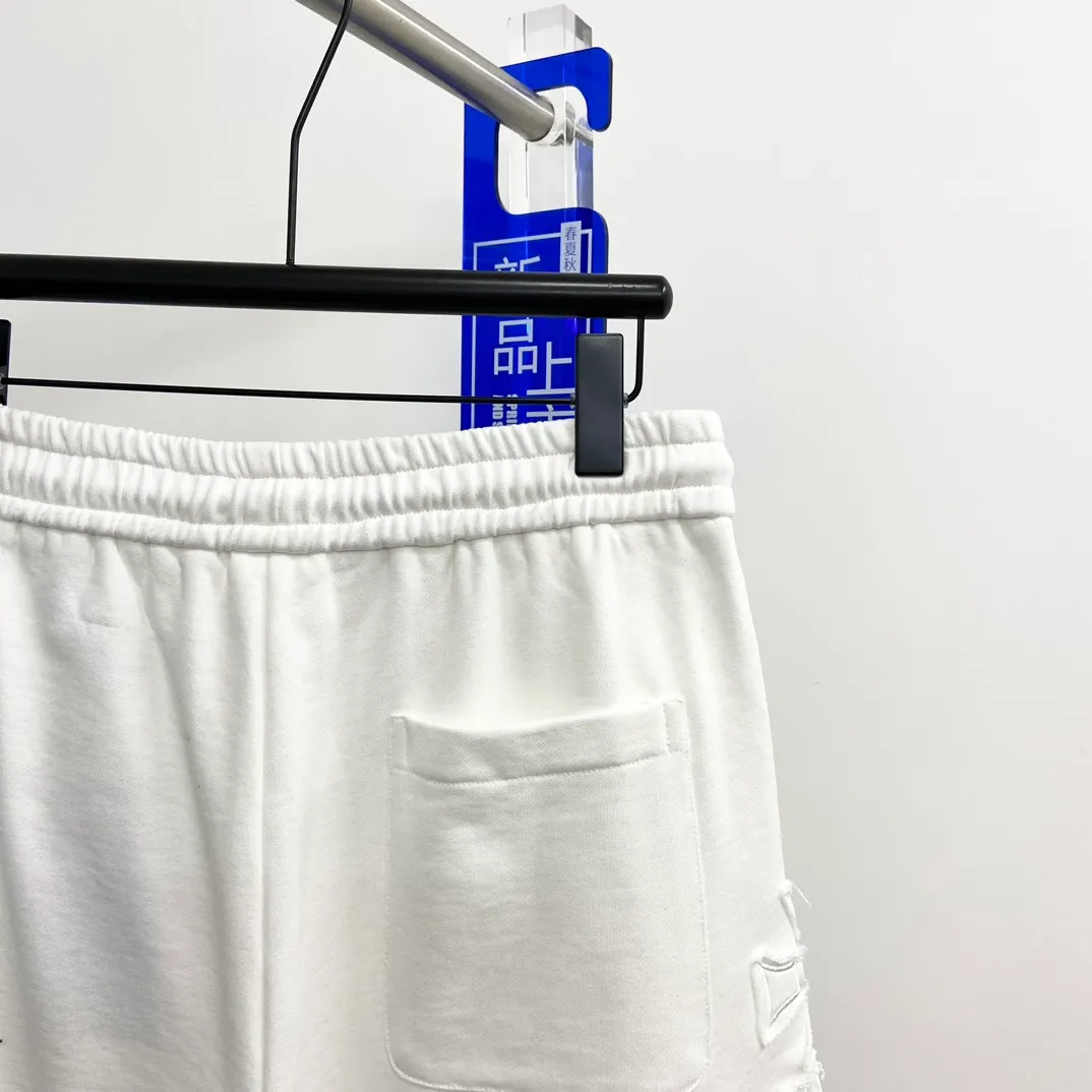 The Queen Mother's three-standard complete 2026 summer New Arrival men's casual shorts, advanced custom-made fabric Breathable fabric, Breathable elasticity and comfort, impeccable details, top-grade accessories, original logo design concept, delicate and soft feel! The upper body fit is awesome! Size: M-XXXL Please state your height and weight when ordering